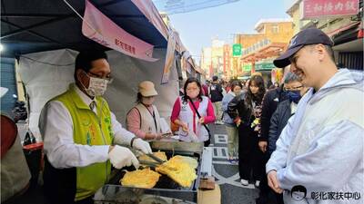 「市長蔥油餅」又來了！林世賢為春節市集站台 這次義賣所得捐給「它」。
