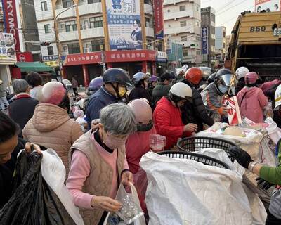 春節停收4天垃圾爆量 開工日彰市清運點湧人潮