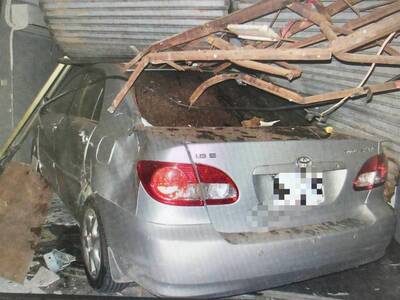 初四出事！台南女疑闖紅燈撞飛騎士 轎車失控衝毀路邊攤