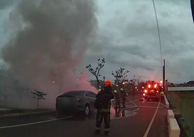 這車「竄白煙」變火球！收假1.4萬車湧蘇花 警方籲確認車況再上路