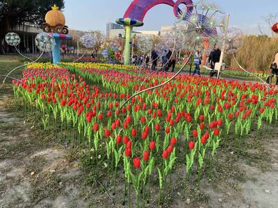 台中燈會滿地塑膠花！彰化遊客失望批「假發」沒看頭