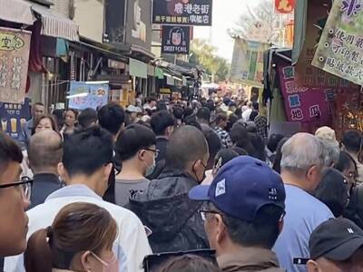 春節鹿港老街人潮爆炸開紅盤 在地人：228連假「複製貼上」。