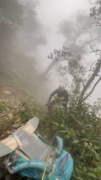 資深協作峰哥魂斷北大武山  消防、義勇特搜送「雲霧裡的揹行者」最後一程
