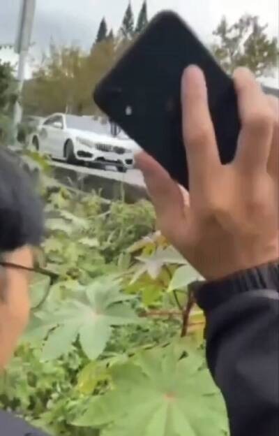 狡猾收水手「折iPhone」丟草叢滅證 警苦搜1小時破獲15人詐團