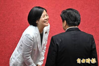 漏網鏡頭》嗆賴罵得兇、貼傅彎得深 李貞秀90度彎腰現形記