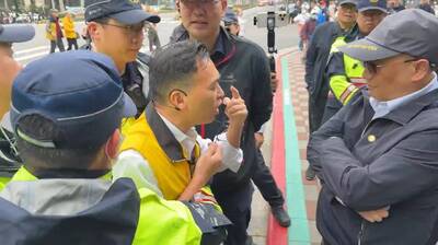 新黨也來鬧場！游智彬丟水球被架離 大喊「被警察打」還下跪