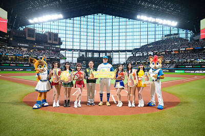 《TAIPEI TIMES》Japanese baseball team hosts Taiwan pineapple day