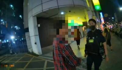 老婦持社福券換生水餃被拒暴走 警到場赫見丈夫是通緝犯