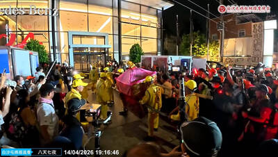 「媽祖要進來」！粉紅超跑敲門  員林「中華賓士」竟沒人應門