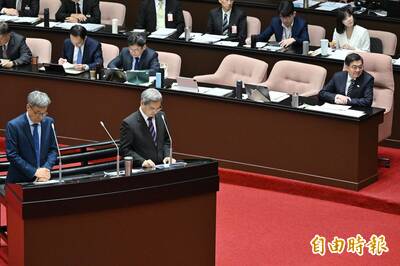 翁曉玲狂嗆卓榮泰違法「不配上台備詢」 官員當場高分貝洗臉