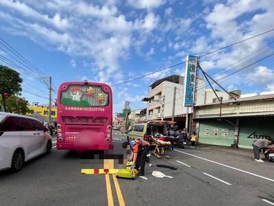 遵守交通規則也躲不過？女警停等紅燈遭撞倒地遊覽車輾過亡