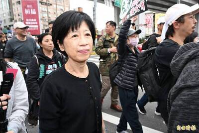 為何一直扯斑斑？陳佩琪稱「跟您一樣殘障但待遇不如您」再挨轟