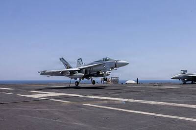 2艘伊朗油輪企圖突破封鎖  美軍F/A-18戰機開火擊癱