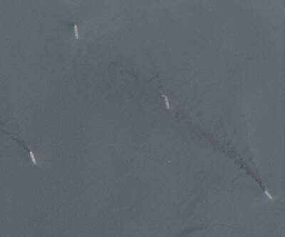 衛星直擊！硬闖封鎖遭美戰機攻擊 多艘伊朗油輪冒煙癱瘓畫面曝