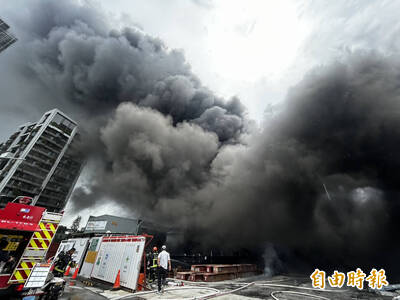 台中社宅工地火警悶燒逾10小時  網怒：北屯、西屯都聞到焦味