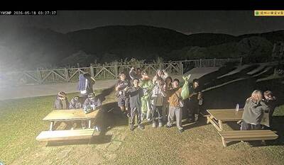 年輕人揪團夜衝擎天崗「認真清空垃圾」 全網大讚︰最美風景！