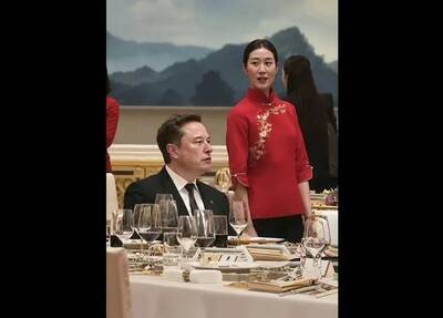 川習會國宴女侍爆「胸型不對稱」藏監聽器 軍裝照曝光掀解放軍疑雲