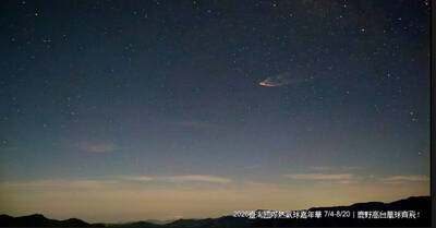 發光體拖尾掠天際 流星或火箭？