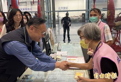台中市副市長鄭照新前往慰問新市政服務中心受驚嚇同仁