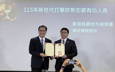 檢察官黃世維破獲假檢警盜刷集團 獲頒打詐有功人員
