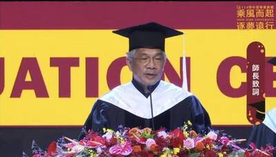 世新校長致詞「趕快結束自己」自請停職2個月 網酸：不就放暑假