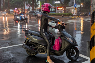 外送員神招抗雨！穿「潛水衣」騎車 網笑翻：超級有才