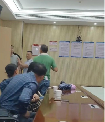 中國官員飆罵百姓「婊子崽」 竟當眾將陳情民眾比喻成狗