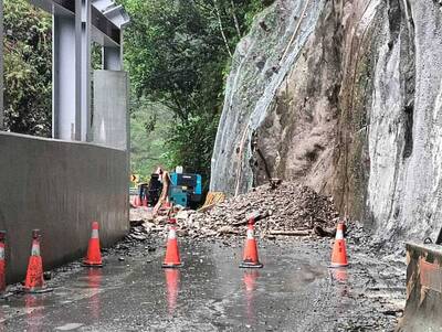 台東大雨南橫公路利稻段坍方 預計上午9點搶通
