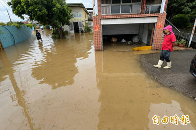 烏日中山路和平巷淹水 里民質疑排水溝遭填埋釀禍