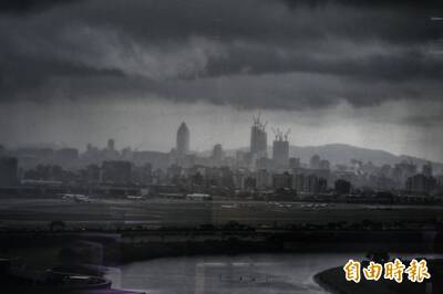 圖輯》大台北午後大雷雨  台北101被烏雲吞噬