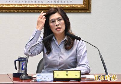 馬英九偕蔣萬安向蔣介石銅像三鞠躬台灣社：精神錯亂- 政治- 自由時報電子報