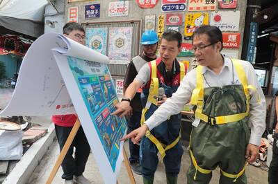 迎戰巴威颱風 黃偉哲著「青蛙裝」下水道縱走