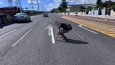 汽車油箱蓋不見了 高雄警車載他沿路找回