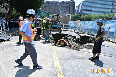台塑都更建案外驚見4公尺長天坑  現場飄出瓦斯味