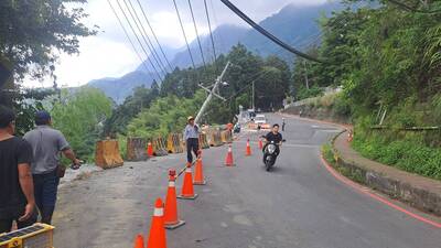 鹿谷投51線路基坍方 往杉林溪車輛減速慢行