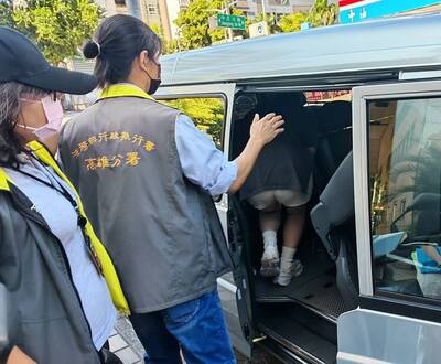 哭窮不繳稅卻爽出國！老闆欠稅500萬遭管收 親友嚇捧現金救人