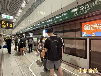 行程全被打亂、捷運滿滿人潮......台北市民怨喊「不想放颱風假」