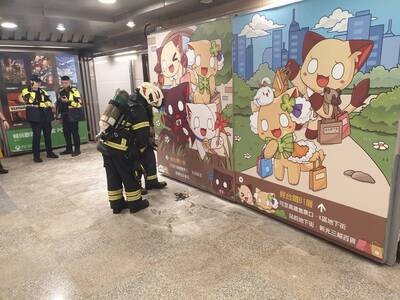 台北車站地下街突冒白煙 男子手機充電器自燃引虛驚