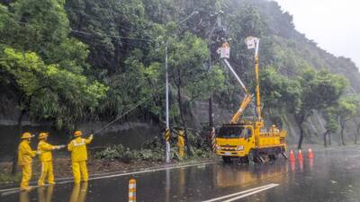巴威颱風造成桃園多處停電 台電搶修逾3萬8000戶復電