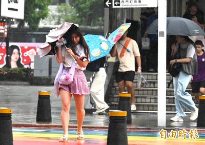 20縣市放颱風假 台北街頭風雨無阻現人潮