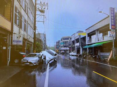 颱風天出門 桃園轎車撞路邊2車還騎上去
