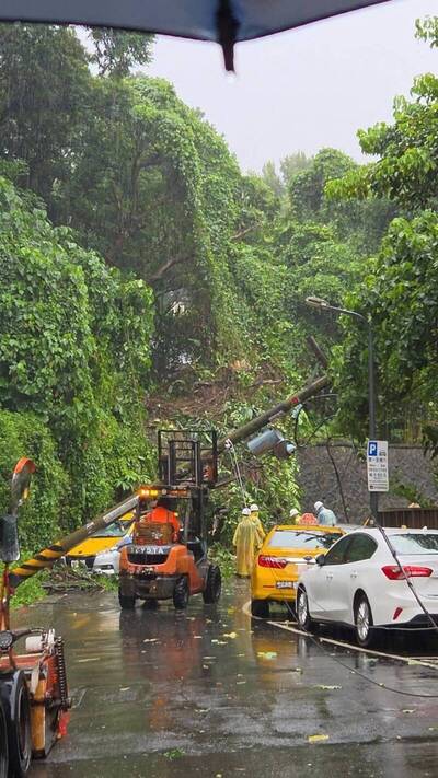 巴威發威！北投地熱谷旁土石滑落 電桿倒塌砸3車