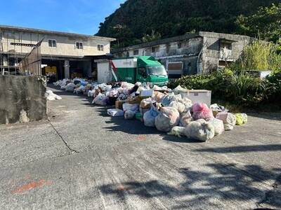 颱風過後垃圾滿溢  綠島鄉清潔隊前出現垃圾接力長龍