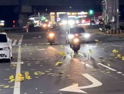台南道路滿地金紙疑店家被討債 真相曝...