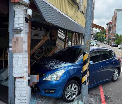 圍牆倒、玻璃破！台中男疑停車誤踩油門   撞進居酒屋