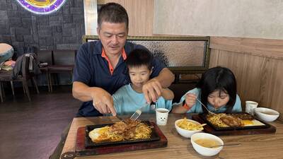 愛心不間斷！家具業者「筆哥」連4年暑假招待家扶兒吃牛排