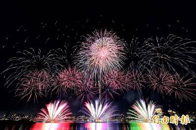 圖輯》蜘蛛人躍上台北夜空！大稻埕煙火秀絢爛登場