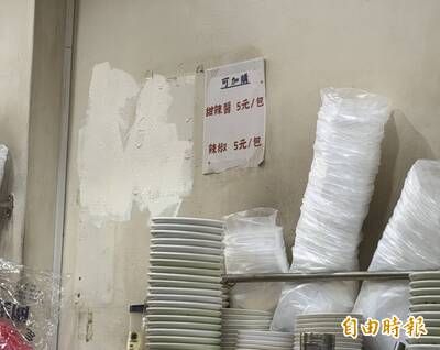 一個不留！東發號遭「出征」不堪其擾 白漆覆蓋蔣萬安、沈伯洋簽名