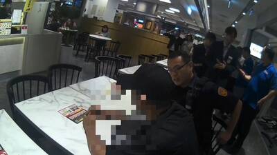 兩瓶水曝光連環竊案！保全壓制鴨舌帽男、滿包贓物露餡