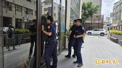 大批媒體守候  趙建銘診所人員報警